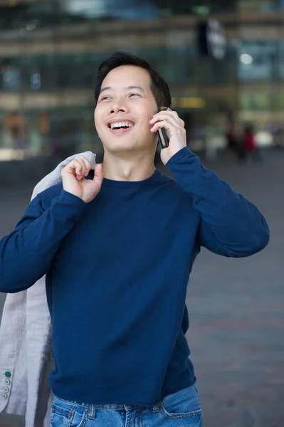 Asiático homem sorrindo com celular — Fotografia de Stock