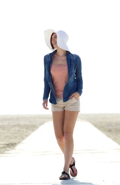 Ung kvinna promenader på stranden — Stockfoto