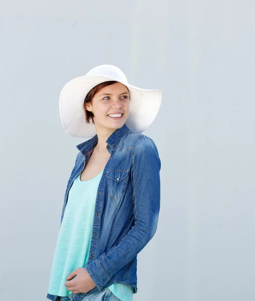Kvinnan ler med vit solhatt — Stockfoto