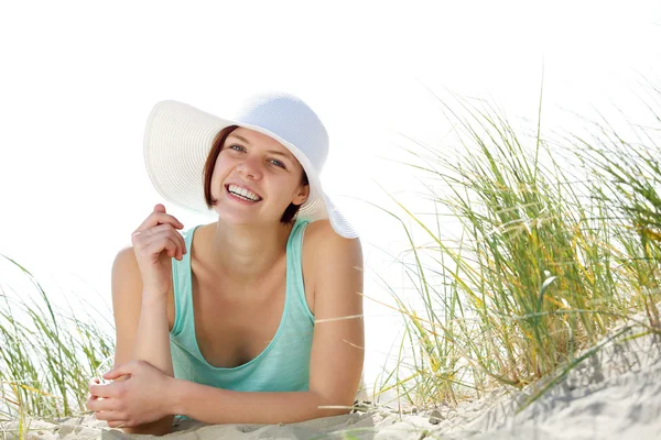 Jeune femme souriante avec chapeau de soleil — Photo