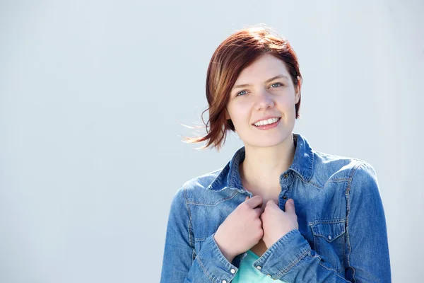 Mujer joven con el pelo rojo sonriendo — Foto de Stock