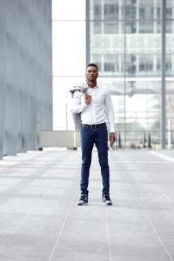Yalnız yapı ayakta trendy genç adam
