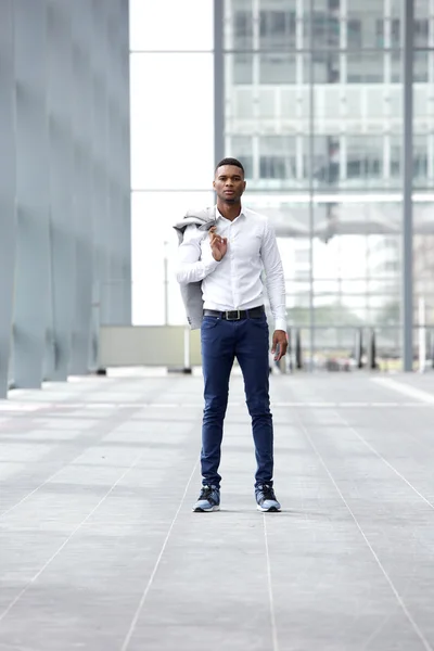 Trendy jonge man die bij de opbouw van alleen — Stockfoto