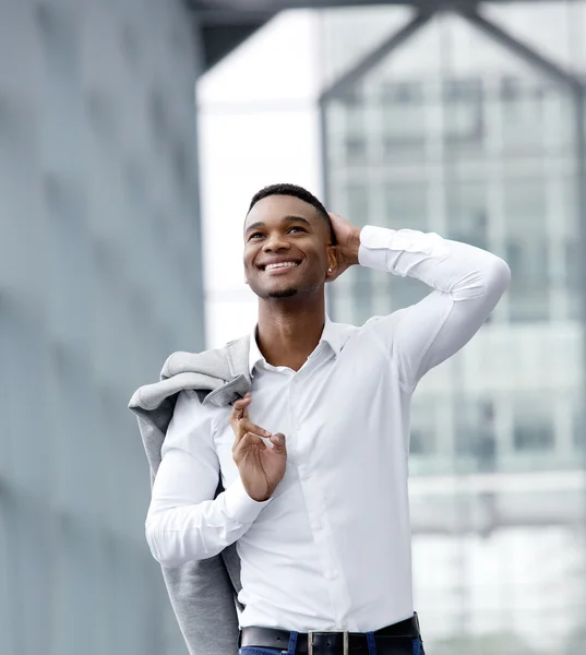 Joyeux jeune homme souriant avec chemise blanche — Photo