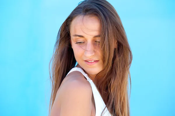 Jeune femme posant sur fond bleu — Photo