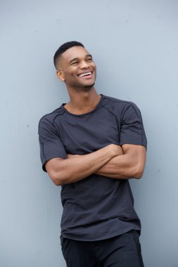 silah ile gülen genç adam geçti