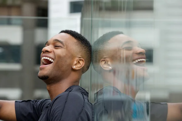 Hombre feliz riendo al aire libre — Foto de Stock