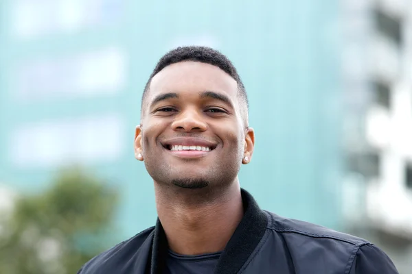 Amable joven sonriendo al aire libre — Foto de Stock