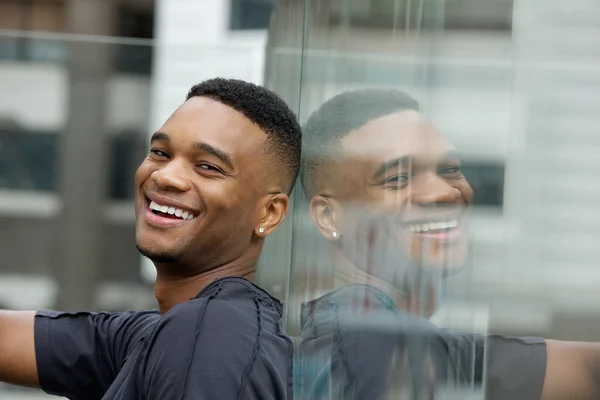 Yakışıklı genç siyah erkek gülümseyen — Stok fotoğraf
