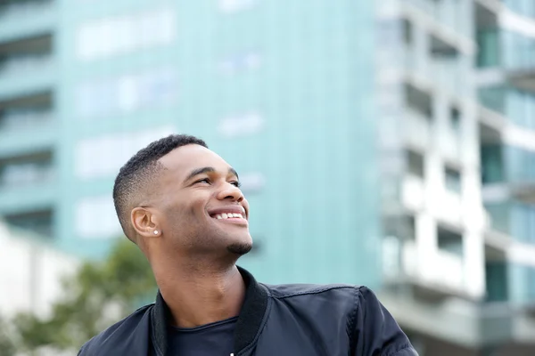 Figo ragazzo sorridente all'aperto — Foto Stock