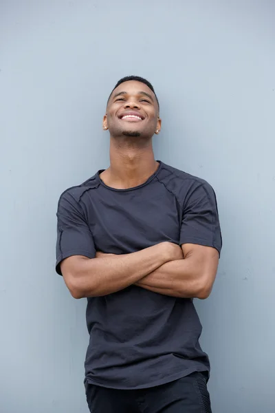 Cool gars souriant avec les bras croisés — Photo