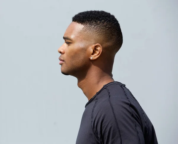 Vista lateral de um jovem afro-americano — Fotografia de Stock