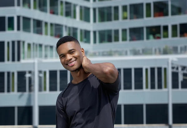 Jovem bonito com expressão feliz no rosto — Fotografia de Stock