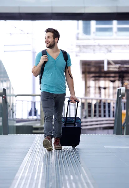 Χαρούμενος άνθρωπος περπάτημα με τσάντες στο σιδηροδρομικό σταθμό — Φωτογραφία Αρχείου