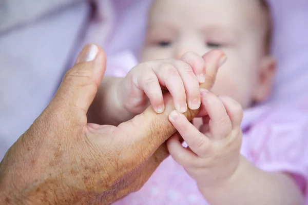 Händer som barnet håller mormor — Stockfoto