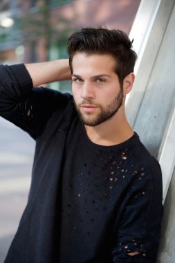 saç, el ile poz trendy genç adam