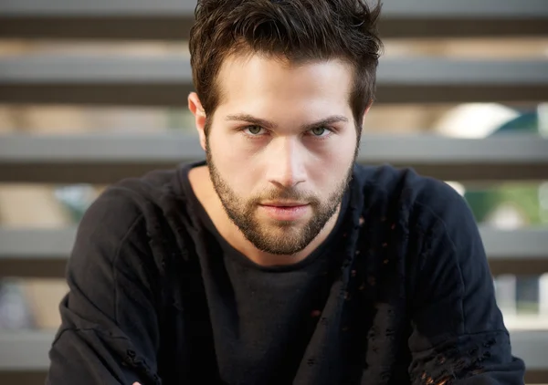 Jeune homme avec barbe posant à l'extérieur — Photo