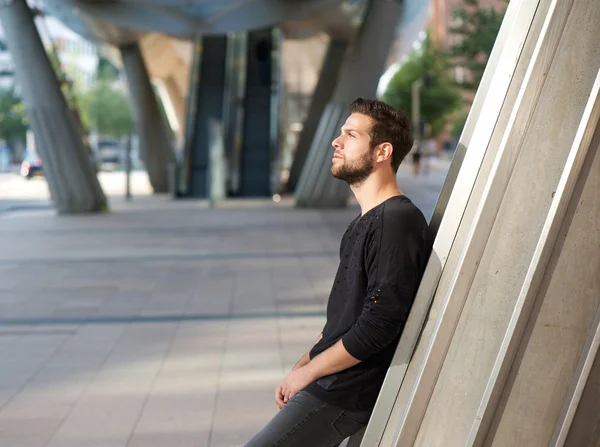 Beau jeune homme debout à l'extérieur dans la ville — Photo