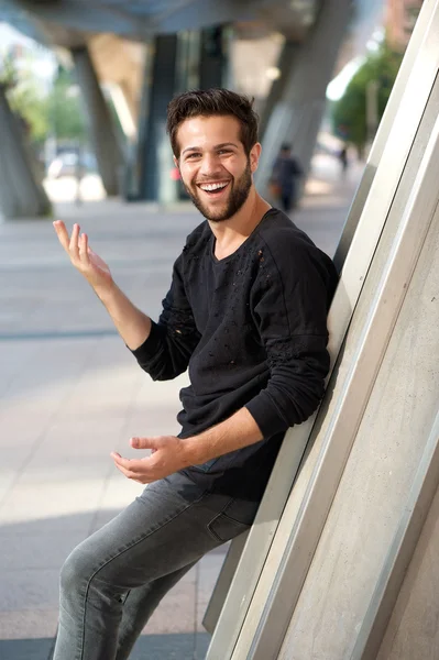 Современный молодой человек смеется на открытом воздухе — стоковое фото