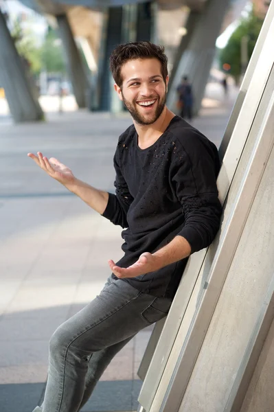 Hombre feliz con barba sonriendo al aire libre — Foto de Stock