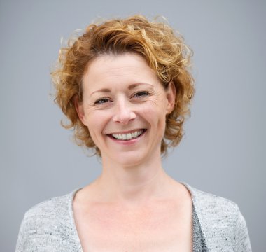 Krabbenetende makaak op wilde strand van koh phi-phi, thailand 