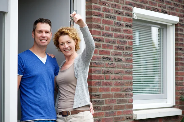 Uśmiechający się para i przytrzymanie klawiszy do ich nowego domu — Zdjęcie stockowe