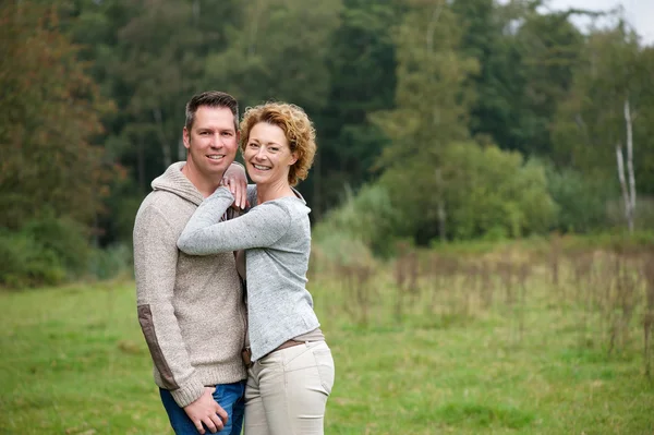 Couple heureux souriant et étreignant à l'extérieur — Photo