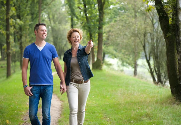 Sorridente coppia godendo di una passeggiata all'aperto — Foto Stock
