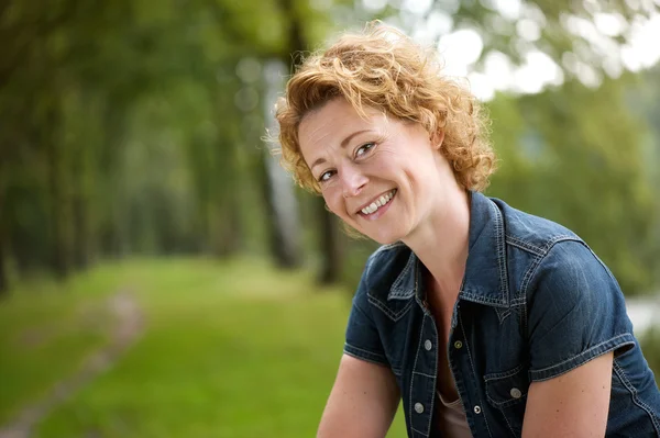 Attrayant femme souriant à l'extérieur dans la forêt — Photo