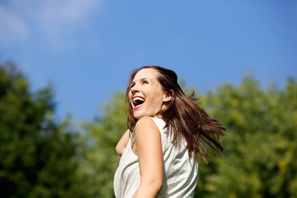 Aantrekkelijke vrouw lachen buitenshuis — Stockfoto