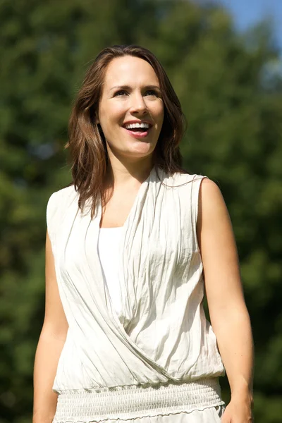 Mujer alegre con la cara sonriente al aire libre — Foto de Stock