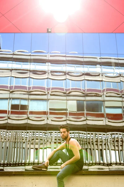 Cool adam açık havada oturma kentsel alanda — Stok fotoğraf