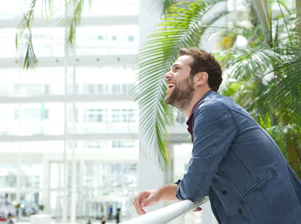 Schöner junger Mann lehnt sich in helles Gebäude — Stockfoto