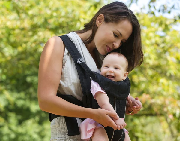 Mère heureuse embrassant bébé sur la tête — Photo