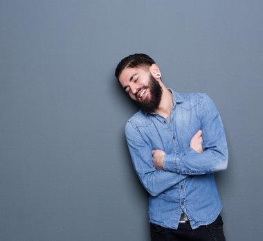 piercing olan adam gülüyor