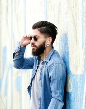 kulaklık ile müzik dinlemek sakallı yakışıklı adam