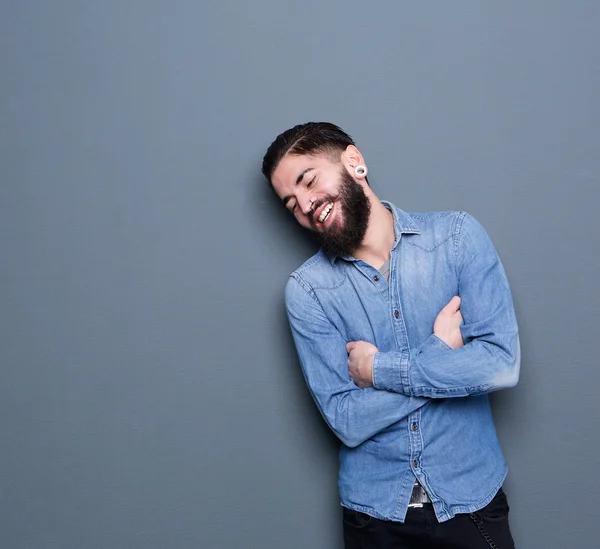 Rindo homem com piercings — Fotografia de Stock