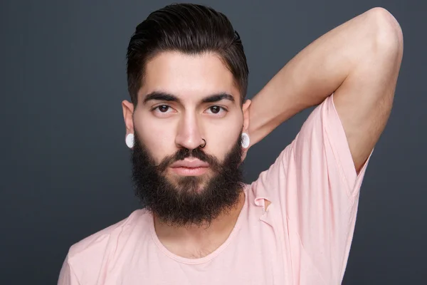 Schöner Mann mit Bart und Piercings — Stockfoto