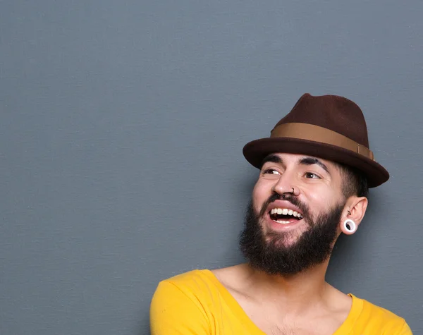 Смеющийся человек с бородой и пирсингом — стоковое фото