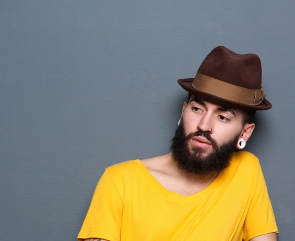 Giovane con barba e piercing con cappello — Foto Stock