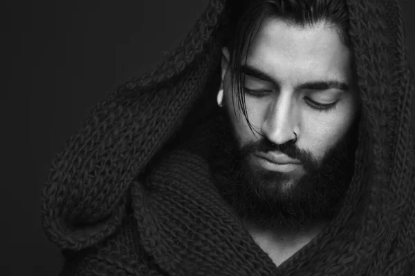 Retrato en blanco y negro de un hombre con barba y bufanda — Foto de Stock