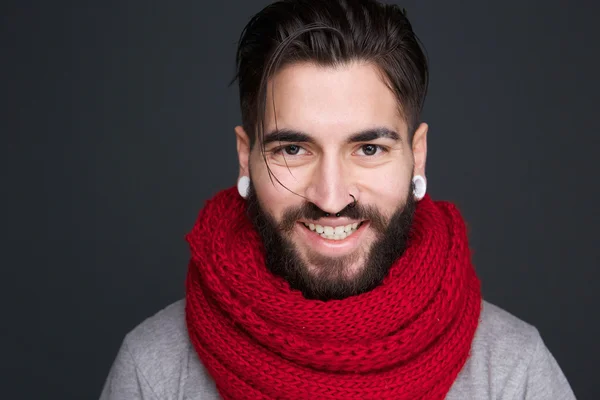 Улыбающийся мужчина с бородой и красным шарфом — стоковое фото