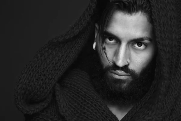 El hombre a la moda con barba y bufanda de lana — Foto de Stock