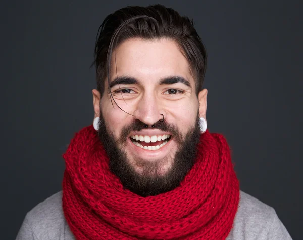 Hombre risueño con barba y bufanda — Foto de Stock