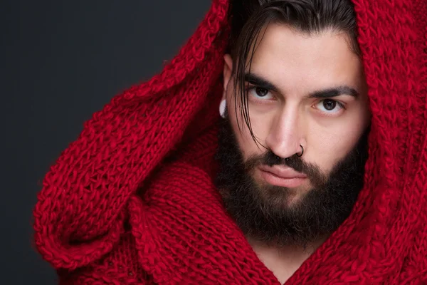 Homme cool avec barbe et écharpe rouge — Photo