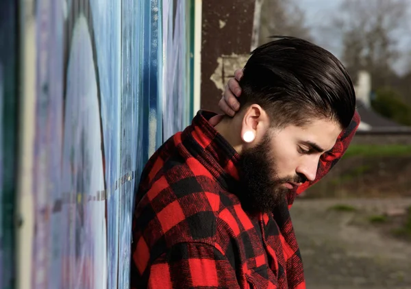 Fiatal férfi szakáll és piercingek szabadban — Stock Fotó