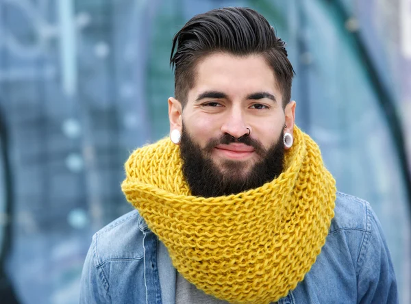 Homem sorridente com cachecol de lã — Fotografia de Stock