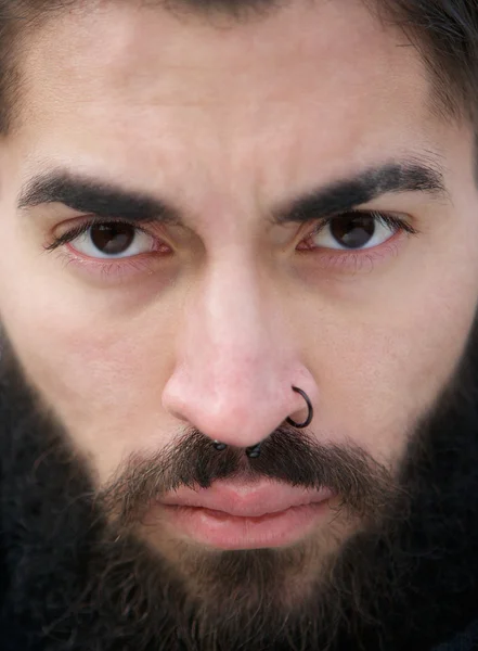 Homem rosto com barba e nariz piercing — Fotografia de Stock