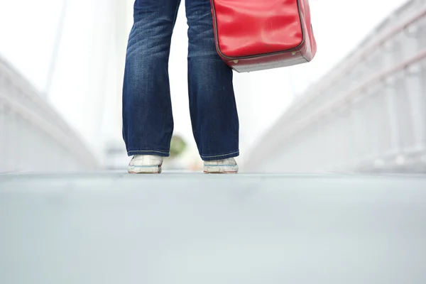 Stojící žena s tašku venku — Stock fotografie