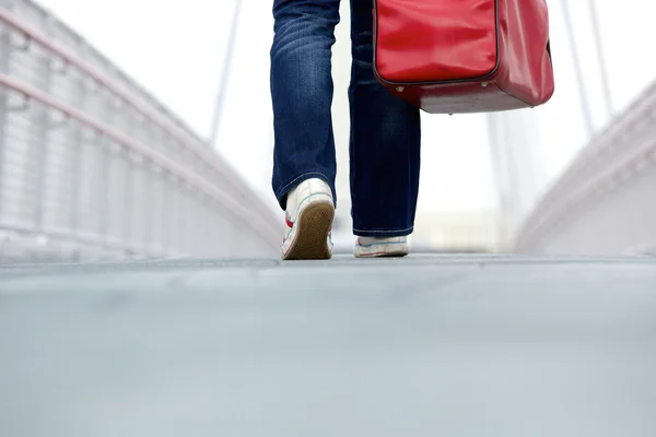 Vista posteriore piedi a piedi con borsa — Foto Stock